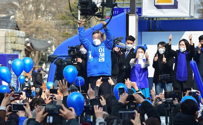 Presidential candidate  Lee Jae-myung of the ruling Democratic Party of Korea speaks in front of supporters for his election campaign in Jeonju-si, North Jeolla Province, Korea on on February 19, 2022