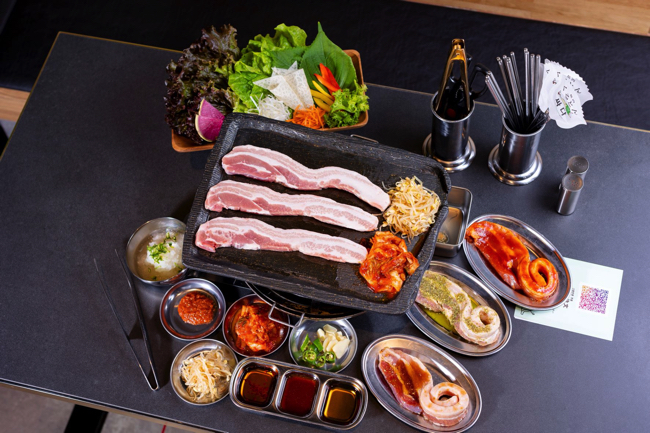「焼肉くるとん」は韓国料理で、サムギョプサルが看板メニュー