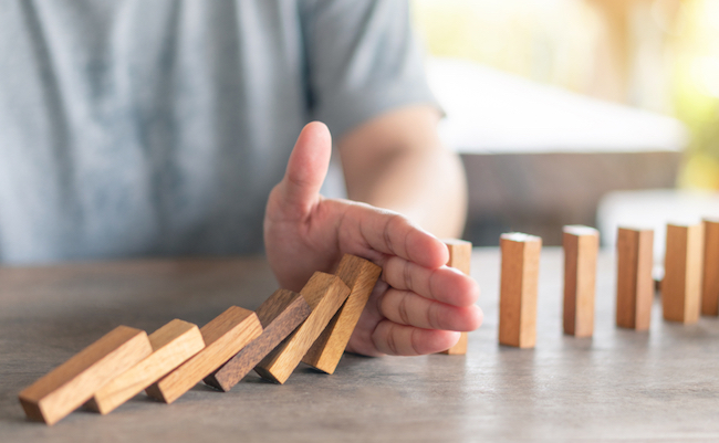 Businessmen,Use,Their,Hands,To,Break,The,Bar.,Continuous,Falling.