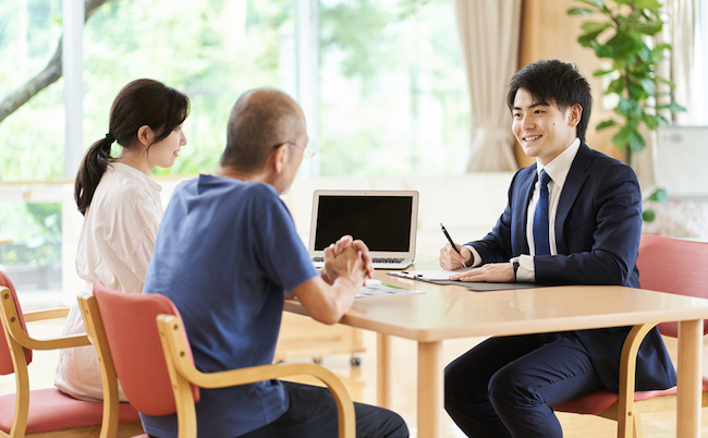 A,Man,In,The,Sales,Position,Who,Makes,A,Proposal