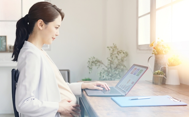 Asian,Pregnant,Woman,Working,In,The,Office.