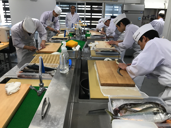 「玉寿司大学」は一般的に2~3年かかる板前の基本を100日間で習得できるようにした