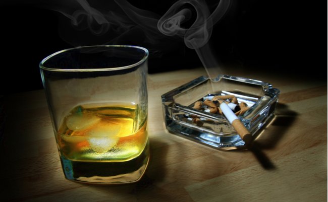 居酒屋で喫煙は問題外？がんのリスク「飲酒と喫煙」どちらが悪いか現役医師が考察