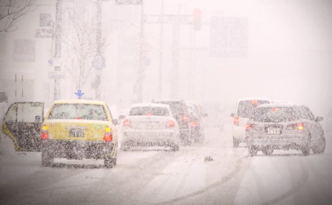 日本列島を襲う大寒波で「車の立ち往生」が相次ぐ危険性。ゲリラ豪雪から命を守るには？