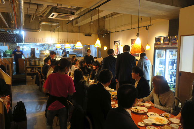 「香福味坊」の店内。秋葉原ヨドバシのすぐ近くにあり、平日でも宴会でにぎわっている