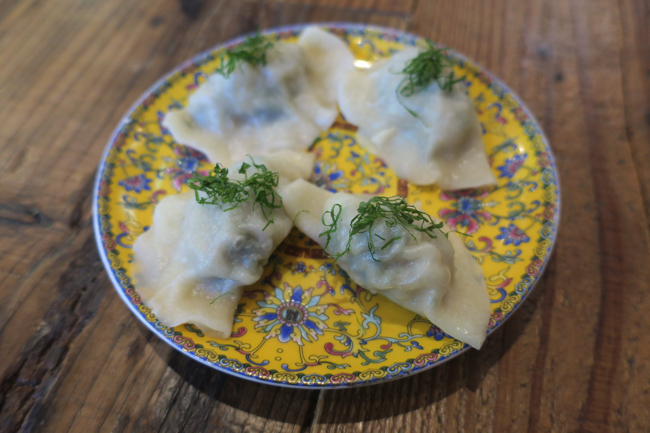 「餃子マニア」の水餃子の一例。皮の食感が軽くて肉汁が詰まっているのが特徴