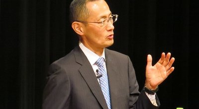 A lecture by the 2012 Nobel laureate in Physiology or Medicine, Dr. Shinya Yamanaka, was held in the Ryukyu Shimpo Hall as part of the joint Next Generation Development Project between OIST and the Ryukyu Shimpo | ノーベル生理学・医学賞受賞　山中伸弥氏講演会「ｉＰＳ細胞がひらく新しい医学―科学者を目指す君たちへ―」 | 沖縄科学技術大学院大学・琉球新報による次世代育成事業の一環で、京都大学iPS細胞研究所所長でノーベル生理学・医学賞を受けた山中伸弥氏の講演会が、沖縄県那覇市の琉球新報ホールで開かれた