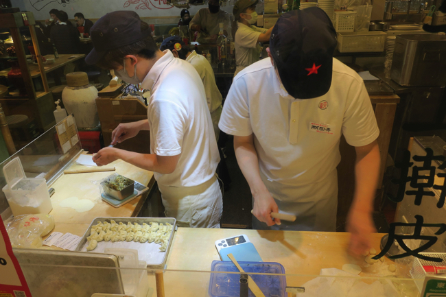 マニアプロデュースの「餃子マニア」各店舗では、注文があってから餃子の皮をのばして餡を包んでいる