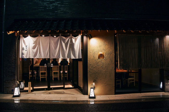 「代々木鳥松」はJR代々木駅近くの路面にあり「高級すし店」を思わせる外装