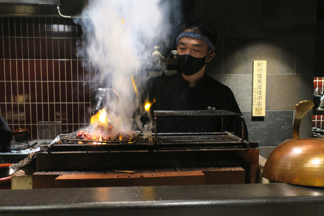 「野乃鳥」のオーナー野網厚詞氏は大阪から東京の店舗に出向いて焼き台に立っている