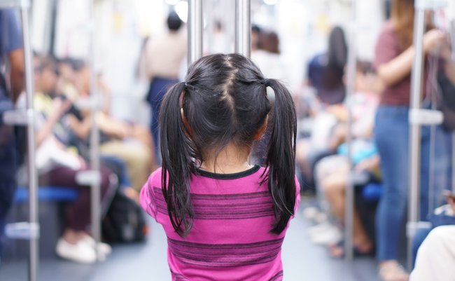 あなたは電車で子どもが騒いでいるのに注意しない親へ何と話しかけるか？