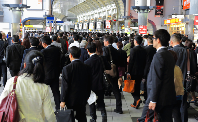 Tokyo,,Japan-october,23,,2013:,Hordes,Of,Salarymen,Along,With,Career