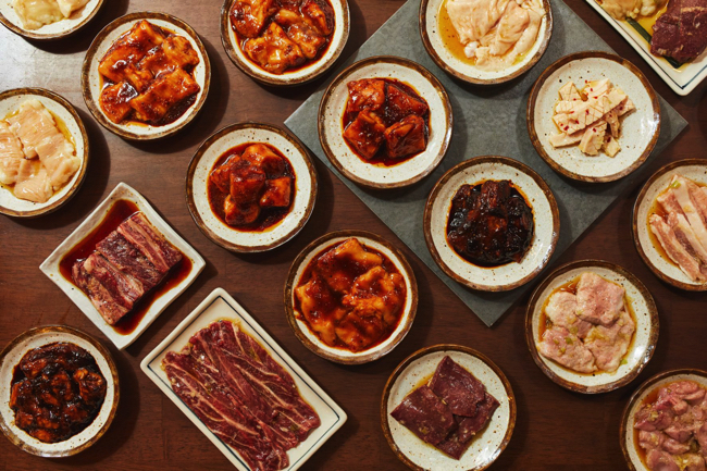 「亀戸ホルモン」のメニューはお一人様や少人数を想定してスモールポーションになっている