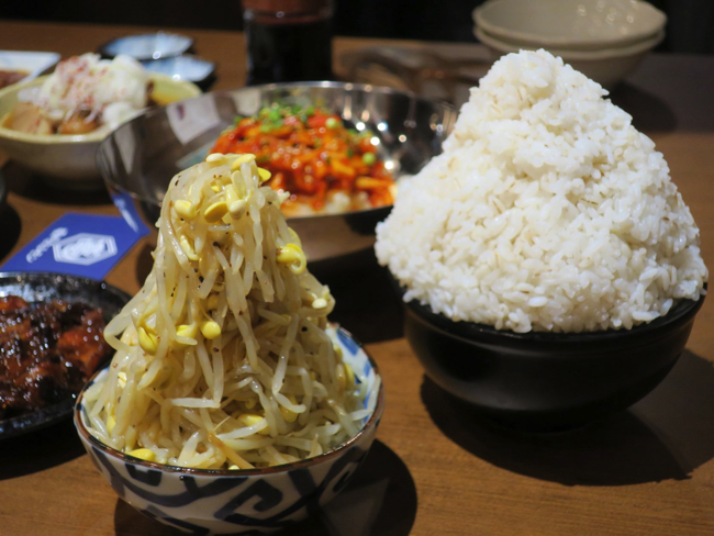 ご飯は「亀戸ホルモン」本店伝統の“まんが盛”を採用して特徴を打ち出している