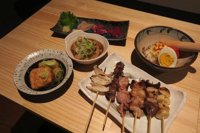 「もつ焼 しげ吉」はFC展開を想定していて、一般的なもつ焼き店にはないフードメニューを心掛けている