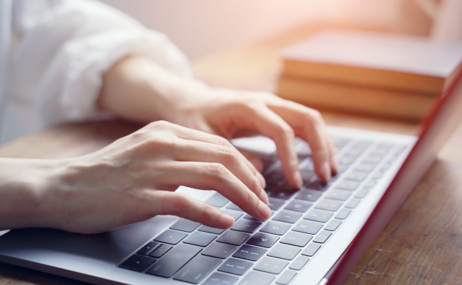 Businesswoman,Using,A,Laptop,Pc,In,The,Office.