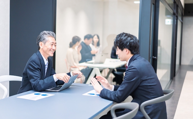 Boss,And,Subordinate,Having,A,Meeting