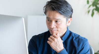 Asian,Businessman,Using,A,Desktop,Computer