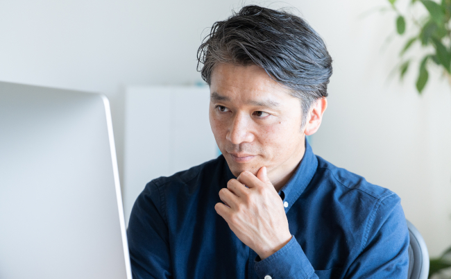 Asian,Businessman,Using,A,Desktop,Computer