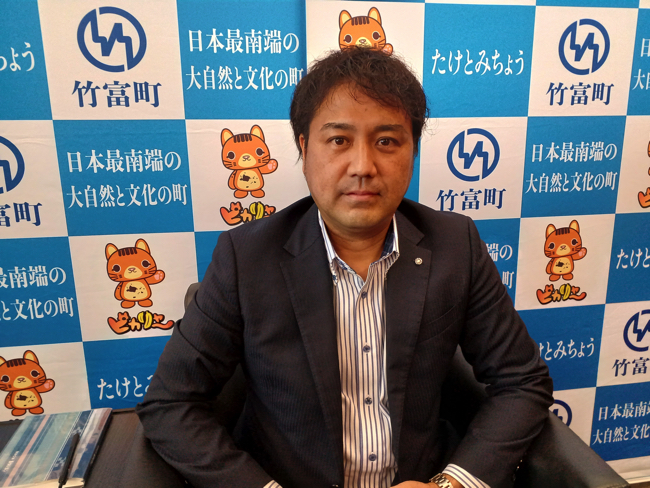 石垣市とは直線で7キロ。竹富島の前泊正人竹富町長　筆者撮影