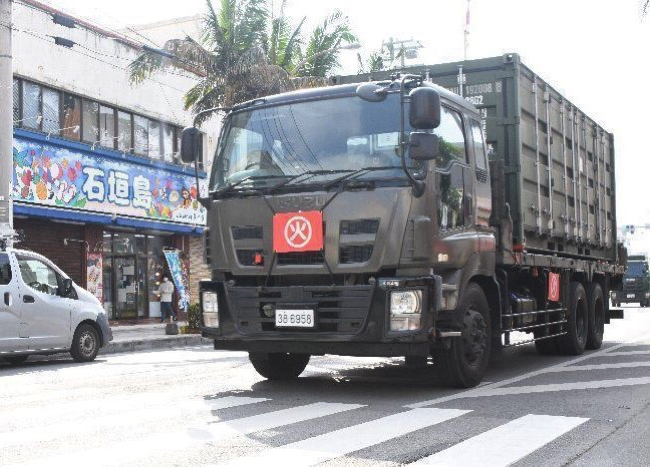 石垣港から市街地を通り駐屯地へ向かう自衛隊車両　筆者撮影