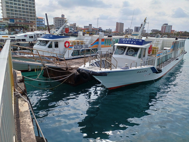 石垣島と周辺の離島を結ぶ船は風が強いと欠航になる　筆者撮影