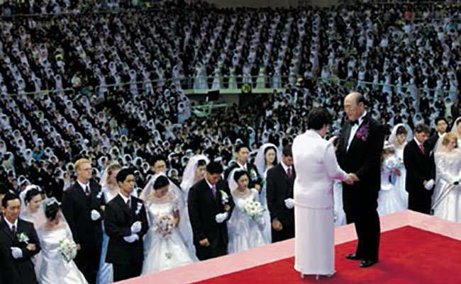 なぜ今も？統一教会「合同結婚式」参加の日本人1000人弱は多いか、少ないか