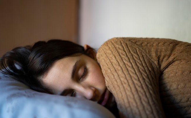「遅い時間に仮眠を取ると、夜しっかり眠れなくなる」説は本当か？研究論文の意外な結果