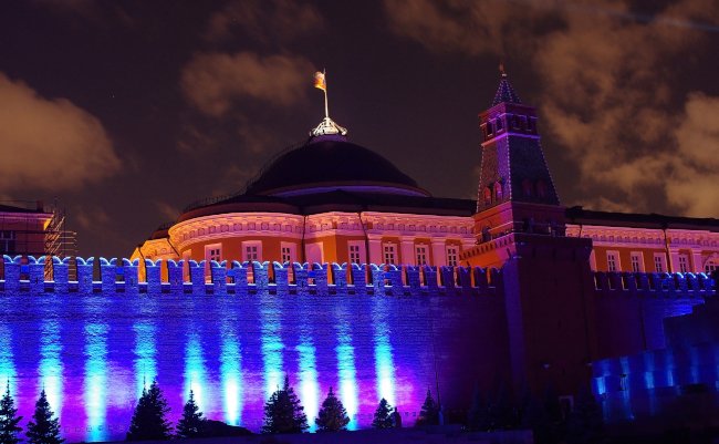 The,Senate,Palace,And,The,Wall,Of,The,Moscow,Kremlin,