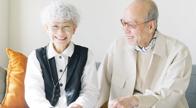 Asian,Elderly,Couple,Talking,In,The,Room.