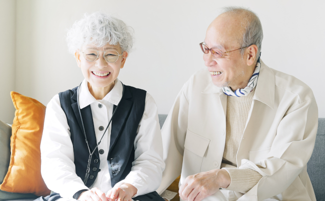 Asian,Elderly,Couple,Talking,In,The,Room.