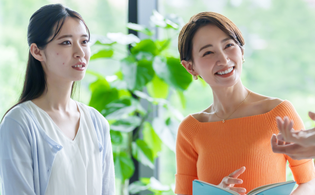 Group,Of,Business,People,Talking,In,The,Office