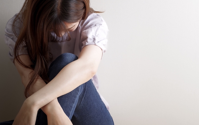 A,Young,Japanese,Woman,Leaning,Against,The,Wall,And,Nod