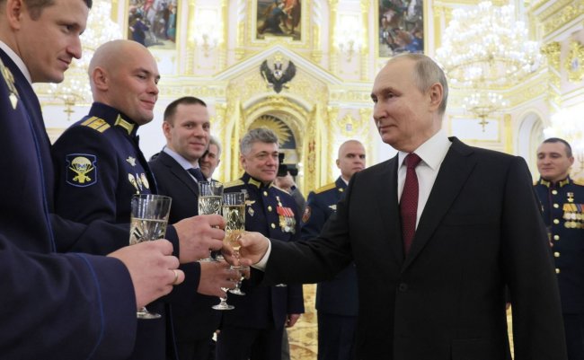 Russian,President,Vladimir,Putin,(r),Toasts,With,Russian,Soldiers,After