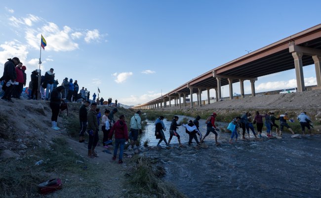 Juarez,,Mexico,,11-15-2022:,Migrants,From,Venezuela,Cross,The,Rio,Grande