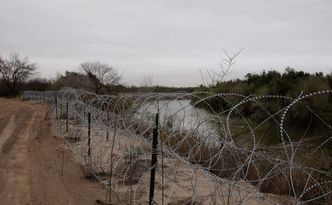 Mission,,Tx,,Usa,-,Feb.,16,,2023:,Razor,Wire,Fencing