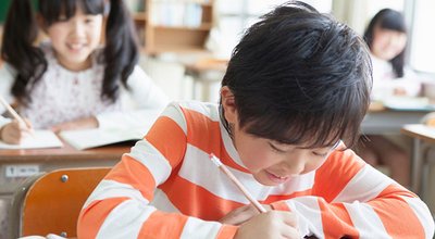Japanese elementary school students to get to the desk