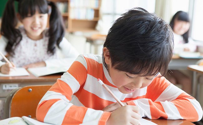 Japanese elementary school students to get to the desk