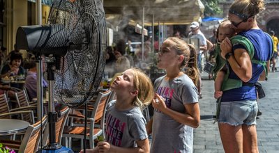 Budapest,hungary-august,09,2018,:unidentified,People,Alleviate,The,Summer,Heat,Wave,In