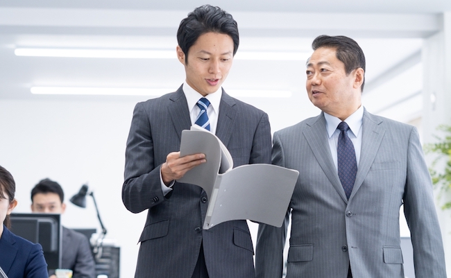 Asian,Businessman,Working,In,An,Office