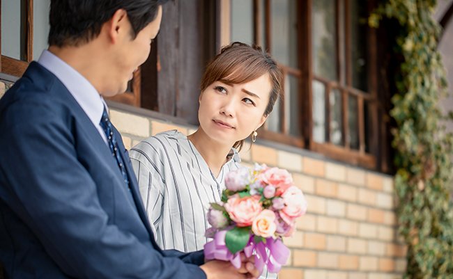 Asian,Woman,Having,Trouble,Getting,A,Bouquet,From,A,Man