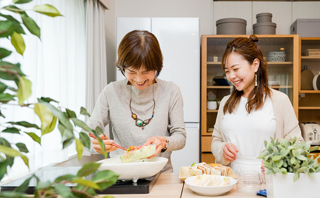 Mother,And,Daughter,Who,Serve,A,Sandwich,In,The,Kitchen