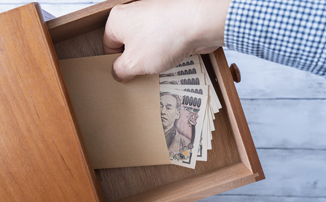 Secret,Stash,In,The,Drawer.japanese,10,000,Yen,Bill.