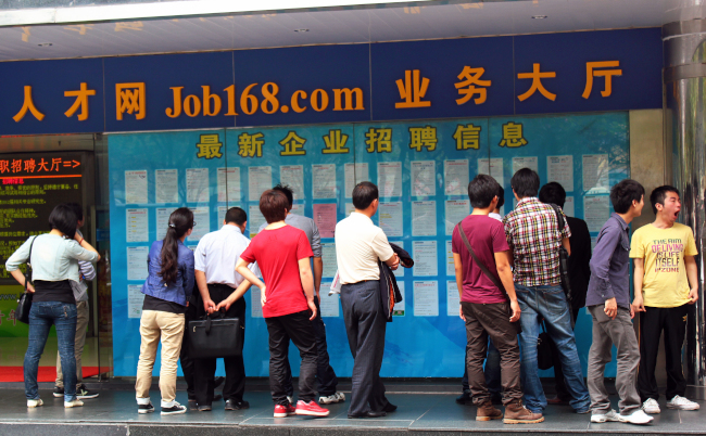 Guangzhou,,China,,March,20,,2012:,People,Looking,For,Jobs,Browse