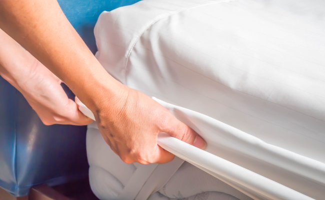 Woman,Is,Putting,The,Bedding,Cover,Or,Mattress,Pad,On