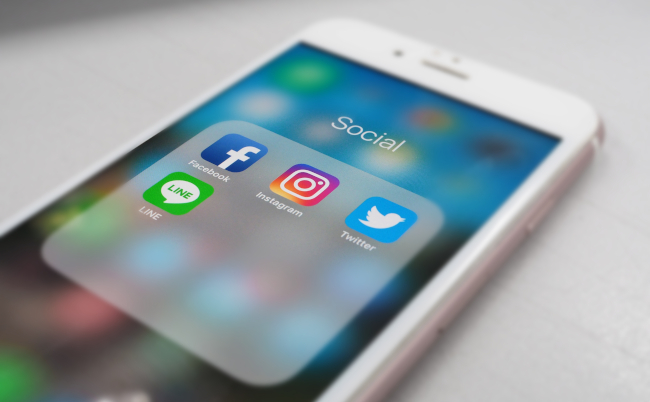 Social,Application,On,Mobile,,Facebook,,Instagram,,Twitter,,Line.