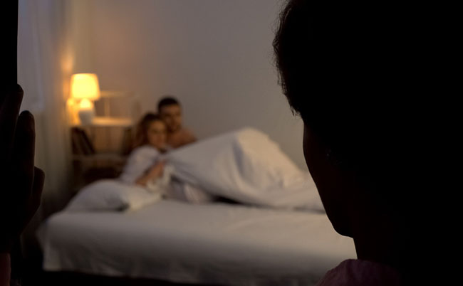 Lady,Discovers,Husbands,Infidelity,,Man,With,Mistress,In,Bed,,Secret