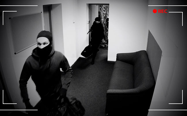 Undefined,Thieves,Escaping,From,Place,Of,Crime,,Armed,Robbery,,Cctv