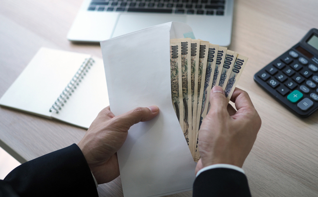 Businessmen,Open,A,Salary,Envelope,That,Is,A,Japanese,Yen