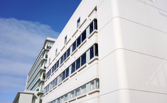 Modern,White,Hospital,Building,With,Sky,In,Japan